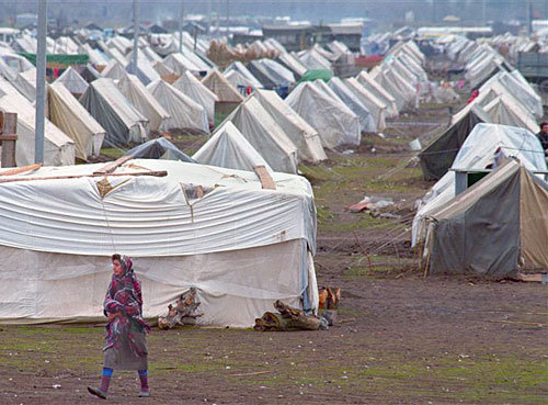 Лагерь азербайджанских внутренне перемещённых лиц из Нагорного Карабаха и прилегающих территорий. Фото с сайта http://ru.wikipedia.org