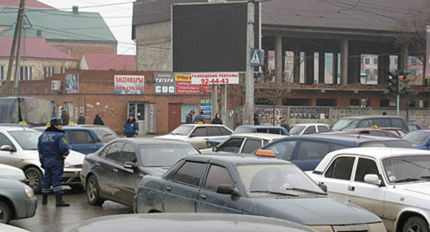 Забастовка водителей маршрутных такси в Махачкале парализовала движение. 1 февраля 2010 года. Фото "Кавказского Узла" Забастовка водителей маршрутных такси в Махачкале парализовала движение. 1 февраля 2010 года. Фото "Кавказского Узла"
