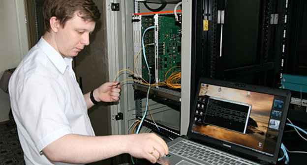 Михаил Китаев тестирует оборудование широкополосного доступа для последующего подключения пользователей, которые будут работать в системе "Электронное правительство". Фото "Кавказского Узла"