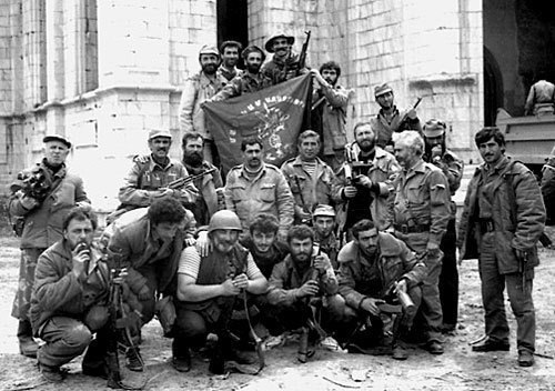 Члены дашнакского батальона в Нагорном Карабахе перед армянским собором в Шуше после взятия города, май 1992. Фото с сайта http://ru.wikipedia.org