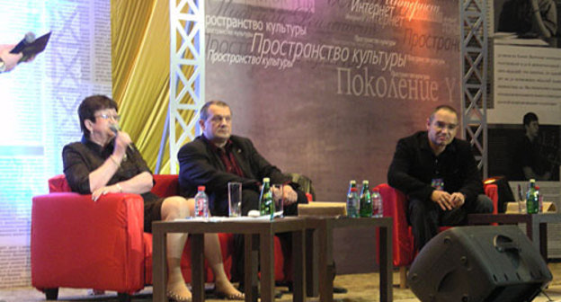 Участники круглого  стола (слева направо): Екатерина Гениева, директор Всероссийской государственной библиотеки иностранной литературы, Павел Уваров, член-корреспондент РАН, Антон Носик, создатель крупнейших новостных интернет-изданий Vesti.ru, Lenta.ru, Gazeta.ru и NEWSru.com. Фото "Кавказского Узла"