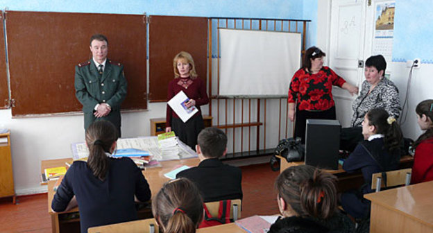 Северная Осетия. Начальник Пригородного райотдела нарконтроля Феликс Багаев проводит антинаркотическую лекцию в Камбилеевской средней школе №1, январь 2010 года. Фото "Кавказского Узла"