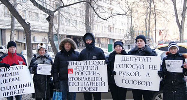 Пикет коммунистов у дома одного из депутатов городской Думы, отменивших в конце 2009
года бесплатный проезд детей в общественном транспорте. 6 февраля 2010 года. Татьяна Гурина для "Кавказского Узла"