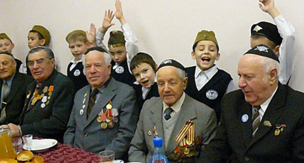 Ветераны принимают участие в игре "Аты-баты, шли солдаты". Волгоградская синагога, 9 февраля 2010 года. Фото "Кавказского Узла"