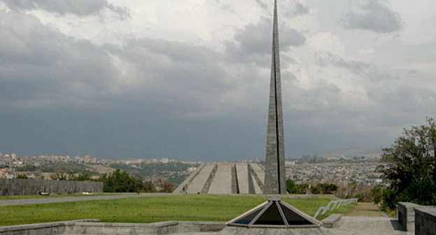 Армения, Ереван. Памятник жертвам геноцида армян. Фото с сайта http://acher.ru