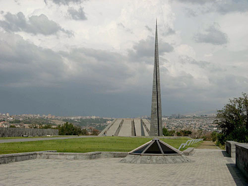 Армения, Ереван. Памятник жертвам геноцида армян. Фото с сайта http://acher.ru