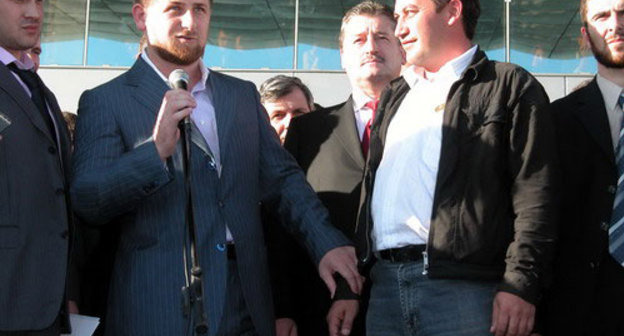 Рамзан Кадыров (у микрофона) на открытии аэропорта в Грозном, октябрь 2006 года. Фото с сайта www.chechnyafree.ru