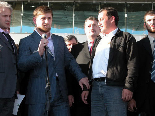 Рамзан Кадыров (у микрофона) на открытии аэропорта в Грозном, октябрь 2006 года. Фото с сайта www.chechnyafree.ru