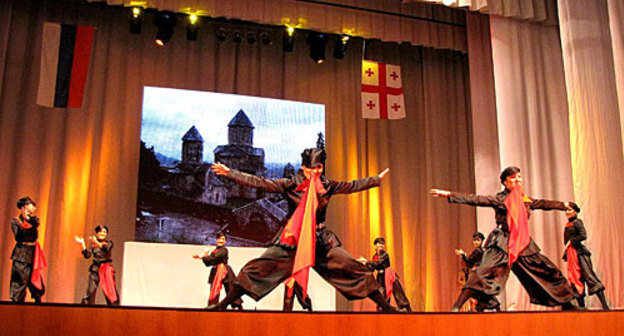 Ансамбль танца, существующего при ростовской грузинской национально-культурной автономии. Танец "Кинтоури". Ростов-на-Дону, 14 февраля 2010 года. Фото "Кавказского Узла"