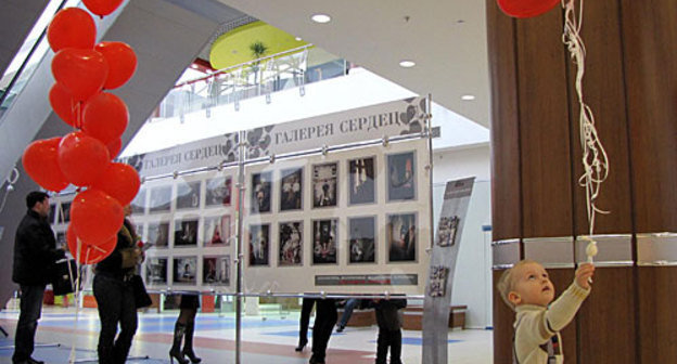 Открытие фотовыставки "Галерея сердец". Центр "Золотой Вавилон", Ростов-на-Дону, 17 февраля 2010 года. Фото "Кавказского Узла"