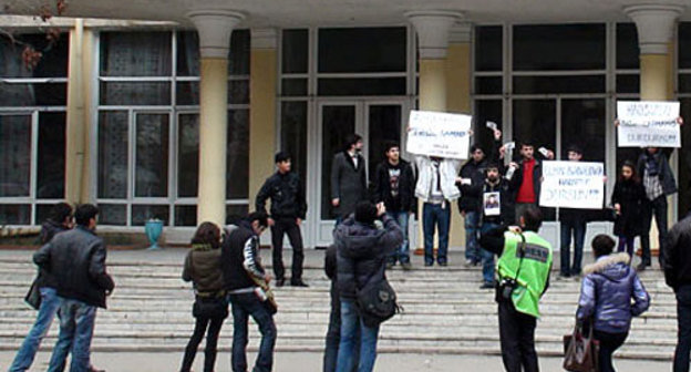 Баку, акция протеста молодежи в защиту прав студента Азербайджанской государственной нефтяной академии (АГНА) Эльмина Бадалова, отчисленного из вуза после публикации в прессе статьи о коррупции в академии. 19 февраля 2010 года. Фото "Кавказского Узла"