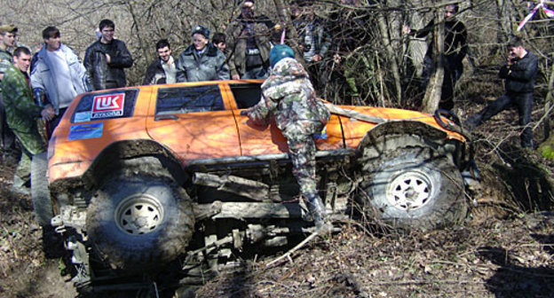 Традиционные открытые соревнования по внедорожному автотуризму - первый этап чемпионата Юга России "Февральские окна - 2010". Участники категории «Туризм», проходящие первый спецучасток – глубокий овраг. Поселок Каменномостский Республики Адыгея, 21 февраля 2010 года. Фото "Кавказского Узла"