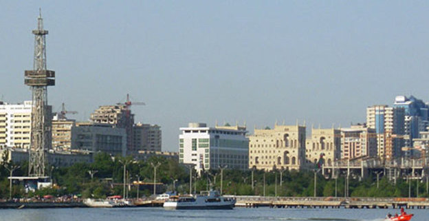 Баку, Азербайджан. Бакинский морской бульвар, вид с моря. Фото с сайта http://ru.wikipedia.org