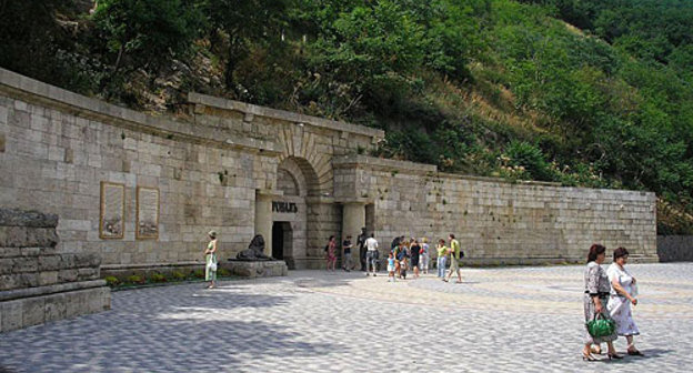Ставропольский край, Пятигорск. Вход в горное озеро Провал. Фото с сайта http://ru.wikipedia.org Ставропольский край, Пятигорск. Вход в горное озеро Провал. Фото с сайта http://ru.wikipedia.org