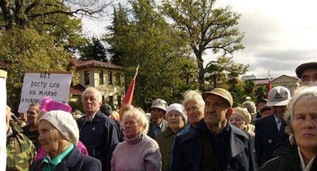 Сочи, митинг у памятника В. Ленину, с требованием отставки главы  города, 19 февраля 2010 года. Фото "Кавказского Узла"