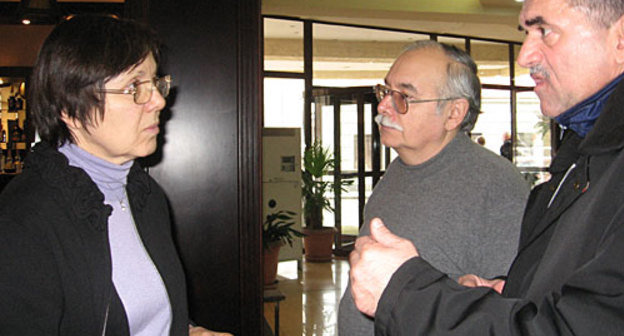 Эксперт Румяна Кушева (Болгария) с наблюдателями из Азербайджана. Фото "Кавказского Узла"