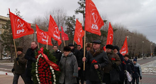 Коммунисты возлагают венок к памятнику защитников отечества после официальной церемонии. Волгоград, 23 февраля 2010 года. Фото "Кавказского Узла"