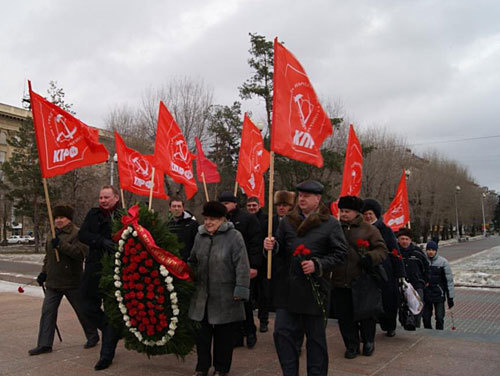 Коммунисты возлагают венок к памятнику защитников отечества после официальной церемонии. Волгоград, 23 февраля 2010 года. Фото "Кавказского Узла"
