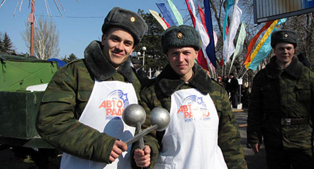 Праздник "Полевая кухня", устроенный "Авторадио-Ростов-на-Дону" и комитетом по молодежной политике администрации Ростовской области. Ростов-на-Дону, площадь Карла Маркса, 23 февраля 2010 года. Фото "Кавказского Узла" 
