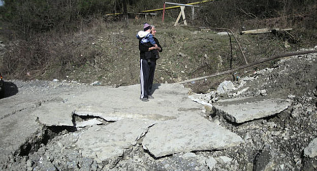 Последствия оползня в селе Сергей-Поле. Жители улицы Старошкольной оказались отрезаны от села. 24 февраля 2010 года. Фото "Кавказского Узла"