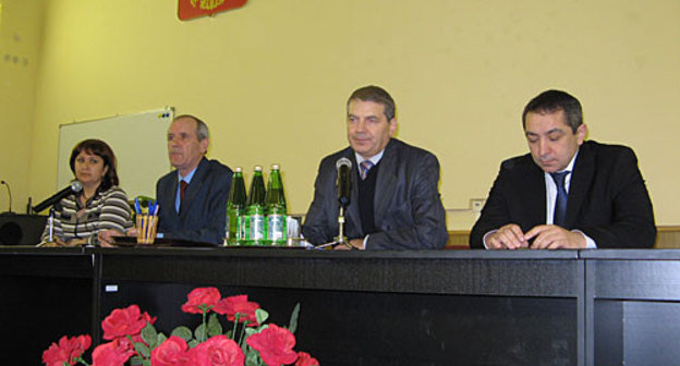 Представление нового руководителя Пенсионного фонда Северной Осетии. Слева направо: заместитель управляющего отделением Пенсионного фонда РФ по РСО-Алания Ирина Алдатова,  начальник Управления ПФР в Северо-Кавказском и Южном федеральных округах Петр Ливарский, председатель Ревизионной комиссии ПФР Игорь Белистов, управляющий отделением Пенсионного фонда РФ по РСО-Алания Олег Исаков. Фото "Кавказского Узла"
 