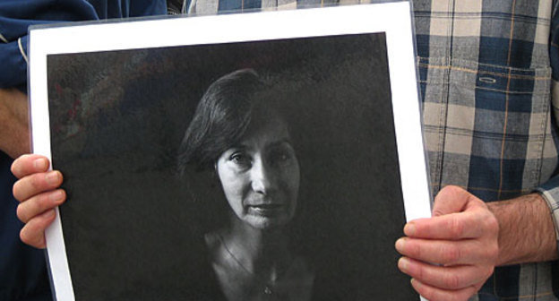 Митинг в память об убитой правозащитнице Наталье Эстемировой. Москва, Новопушкинский сквер, 23 июля 2009 года. Фото "Кавказского Узла"