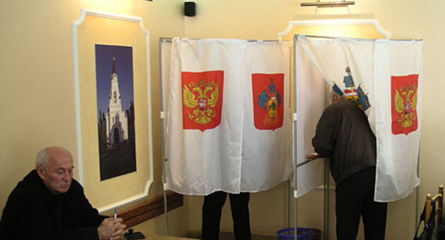 Процесс голосования в Центральной территориальной избирательной комиссии г.Сочи. 26 февраля 2010 года. Фото "Кавказского Узла"