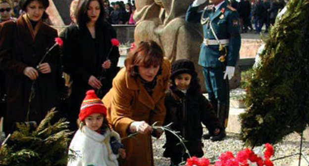 Возложение цветов к памятнику жертвам трагедии на мемориальном комплексе Степанакерта. Нагорный Карабах, 27 февраля 2010 года. Фото "Кавказского Узла"