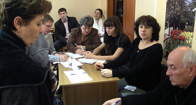 Досрочное голосование на выборах депутатов горсобрания. Процесс голосования в Центральной территориальной избирательной комиссии г.Сочи. 26 февраля 2010 года. Фото "Кавказского Узла"