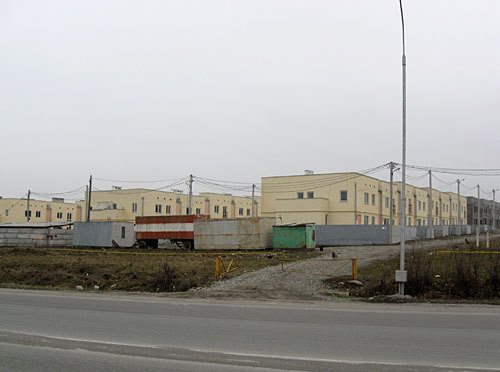 Северная Осетия, с. Гизель. Молодежный поселок коттеджного типа, вид с федеральной трассы. Фото "Кавказского Узла"
