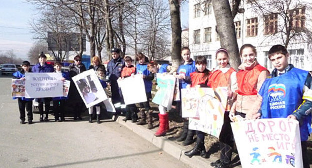 Северная Осетия, Владикавказ. Старшеклассники с плакатами возле средней школы № 2 на ул.Карла Маркса. 25 февраля 2010 года. Фото "Кавказского Узла"