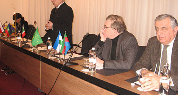 Научная конференция "Массовые выселения кавказских народов в ХIХ-ХХ веках". Слева направо: академик Роин Метревели, эксперт по вопросам Кавказа Мамука Арешидзе, президент "Фонда Кавказа" Гиви Гамбашидзеe. Грузия, Тбилиси, 23 февраля 2010 года. Фото "Кавказского Узла"