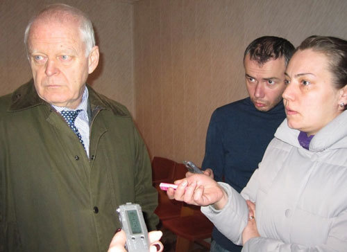 Верховный комиссар Совета Европы по правам человека Томас Хаммарберг (слева) на встрече с журналистами в Цхинвале. 28 февраля 2010 года. Фото "Кавказского Узла"
