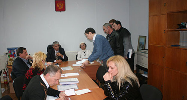 В зале для голосования территориальной избирательной комиссии Хостинского района, 27 февраля 2010 года. Фото "Кавказского Узла"