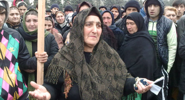 Митинг против пыток подозреваемых в покушении на главу МВД Дагестана Адильгерея Магомедтагирова. В центре мать задержанного Абдулмеджида Манапова Хадижат Манапова. Махачкала, 1 марта 2010 года. Фото "Кавказского Узла"