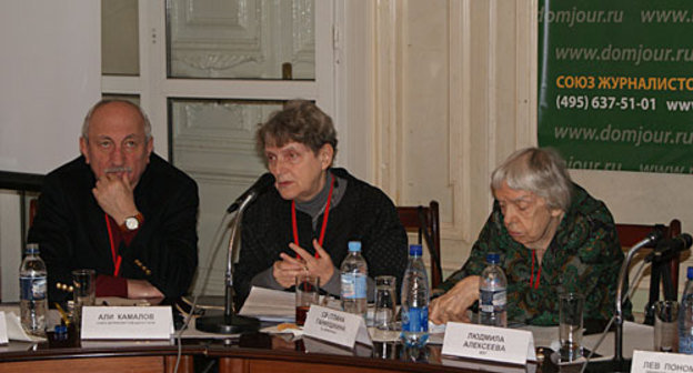 Конференция "Положение СМИ и гражданского общества на Северном Кавказе".  Слева направо: председатель Союза журналистов Дагестана Али Камалов, председатель комитета "Гражданское содействие", член Совета по правам человека при президенте РФ Светлана Ганнушкина, председатель Московской Хельсинской группы (МХГ) Людмила Алексеева. Москва, 16 февраля 2010 года. Фото "Кавказского Узла"
