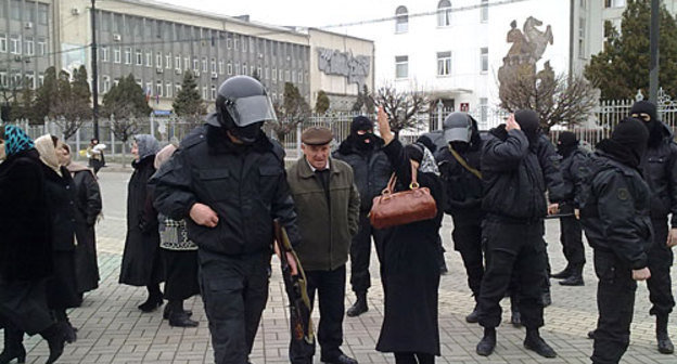 Ссотрудники правоохранительных органов Дагестана разгоняют митинг родственников подозреваемых в убийстве главы МВД республики Адильгерея Магомедтагирова. Махачкала, 2 марта 2010 года. Фото "Кавказского Узла"