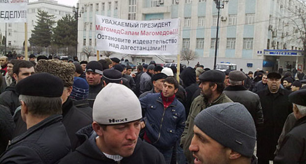 Митинг родственников подозреваемых в убийстве главы МВД Дагестана Адильгерея Магомедтагирова. Махачкала, 2 марта 2010 года. Фото "Кавказского Узла"