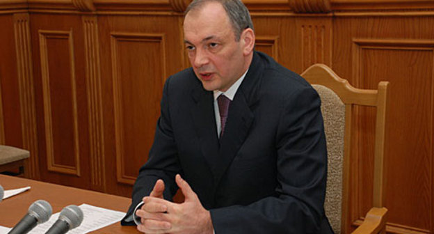 Президент Дагестана Магомедсалам Магомедов комментирует кадровые перестановки во власти. Махачкала, 2 марта 2010 года. Фото пресс-службы президента Дагестана