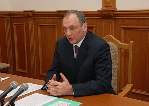 Президент Дагестана Магомедсалам Магомедов комментирует кадровые перестановки во власти. Махачкала, 2 марта 2010 года. Фото пресс-службы президента Дагестана