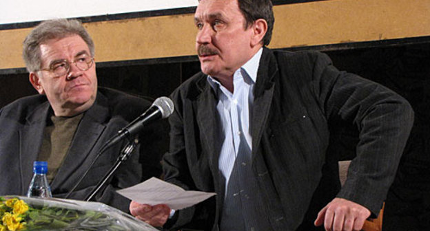 Генеральный продюсер кинофестиваля "Сталкер" Игорь Степанов (слева) и кинорежиссер Вадим Абдрашитов. Ростов-на-Дону, 1 марта 2010 года. Фото "Кавказского Узла"