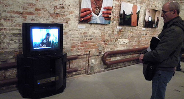 Открытие фотовыставки Юрия Иващенко "Вырванные с корнем". Видеопрезентация фотографий. Москва, музей и общественный центр им. А.Д. Сахарова, 1 марта 2010 года. Фото "Кавказского Узла"