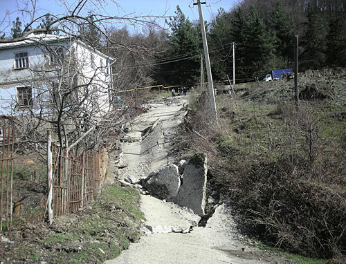 Последствия оползня в селе Сергей-Поле. 27 февраля 2010 года. Фото "Кавказского Узла" 