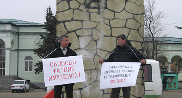 Пикет на Вокзальной площади Цхинвала в поддержку заключенной две недели назад под стражу Фатимы Маргиевой. Редактор независимой газеты "21 век" и инициатор создания общественно-политической партии "Ирон" Тимур Цхурбати (Цховребов) и житель Цхинвала Григорий Дзассохов (слева). 5 марта 2010 года. Фото "Кавказского Узла"