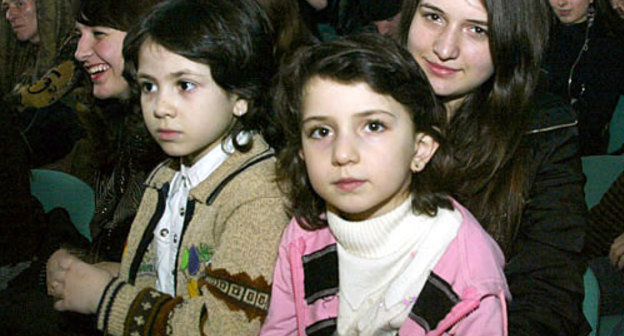 Празднование 8 марта в концертном зале "Вайнах". Чечня, Грозный, 2006 год. Фото с сайта www.chechnyafree.ru