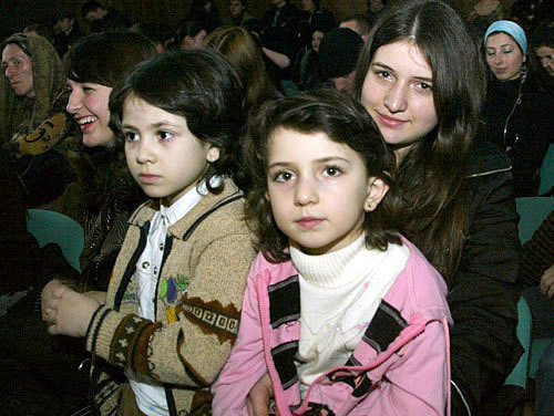 Празднование 8 марта в концертном зале "Вайнах". Чечня, Грозный, 2006 год. Фото с сайта www.chechnyafree.ru