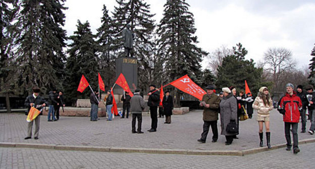 Митинг у памятника Ленину, посвященный 100-летию учреждения Международного дня солидарности женщин в борьбе за экономическое, социальное и политическое равноправие. Ростов-на-Дону, Ленинский район, улица Большая Садовая. 8 марта 2010 года. Фото "Кавказского Узла" 