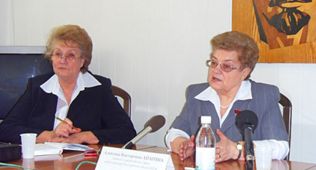 Лидер коммунистов Волгоградской области, депутат Государственной Думы Алевтина Апарина на пресс-конференции в Волгограде. 5 марта 2010 года. Фото "Кавказского Узла"