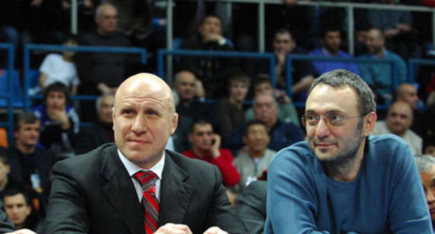 Президент федерации спортивной борьбы России Михаил Мамиашвили (слева) и председатель Попечительского совета Федерации спортивной борьбы России Сулейман Керимов наблюдают схватки Кубка мира по вольной борьбе. Москва, 7 марта 2010 года. Фото с сайта http://wrestrus.ru