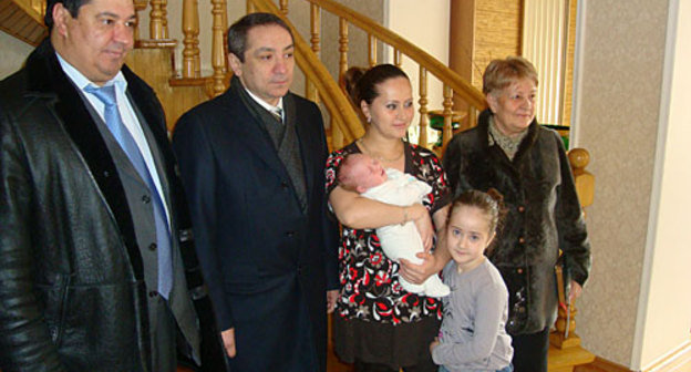 Вручение сертификата на материнский капитал. Слева направо: заместитель председателя правительства Северной Осетии Сергей Таболов, управляющий отделением Пенсионного фонда республики Олег Исаков, Марина Торчинова и начальник управления ПФР по г.Владикавказ Раиса Зураева. Владикавказ, 5 марта 2010 года. Фото "Кавказского Узла"